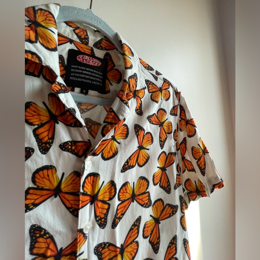Petals and Peacocks Monarch Butterfly Button Up Size Small - Picture 8 of 14